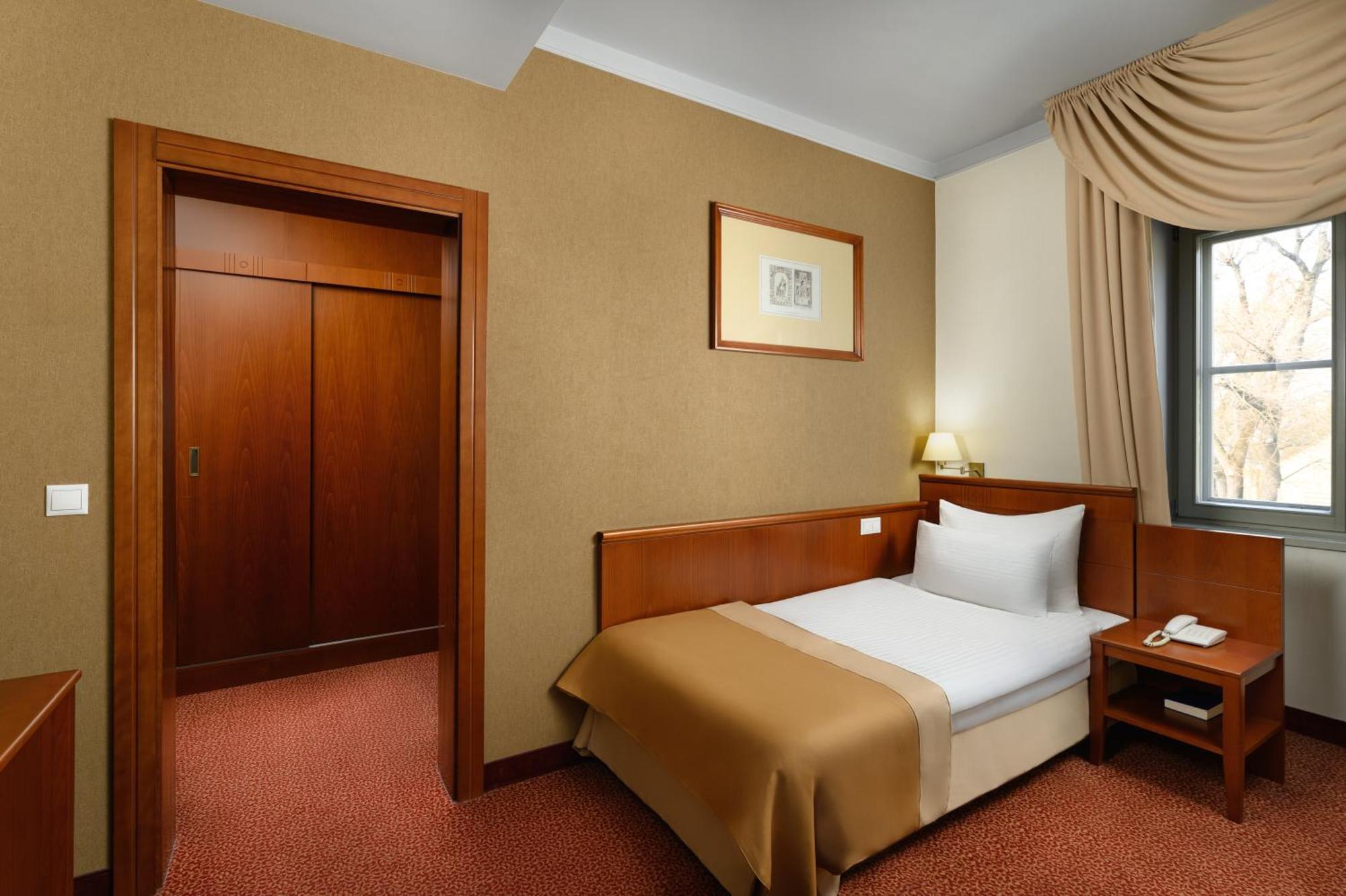 Hotel Magyar Király Szekesfehervar Exterior foto