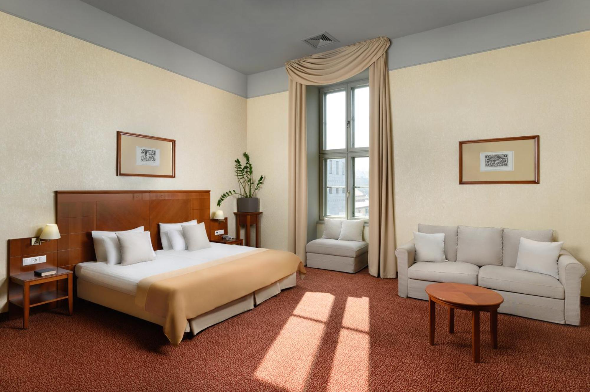 Hotel Magyar Király Szekesfehervar Exterior foto