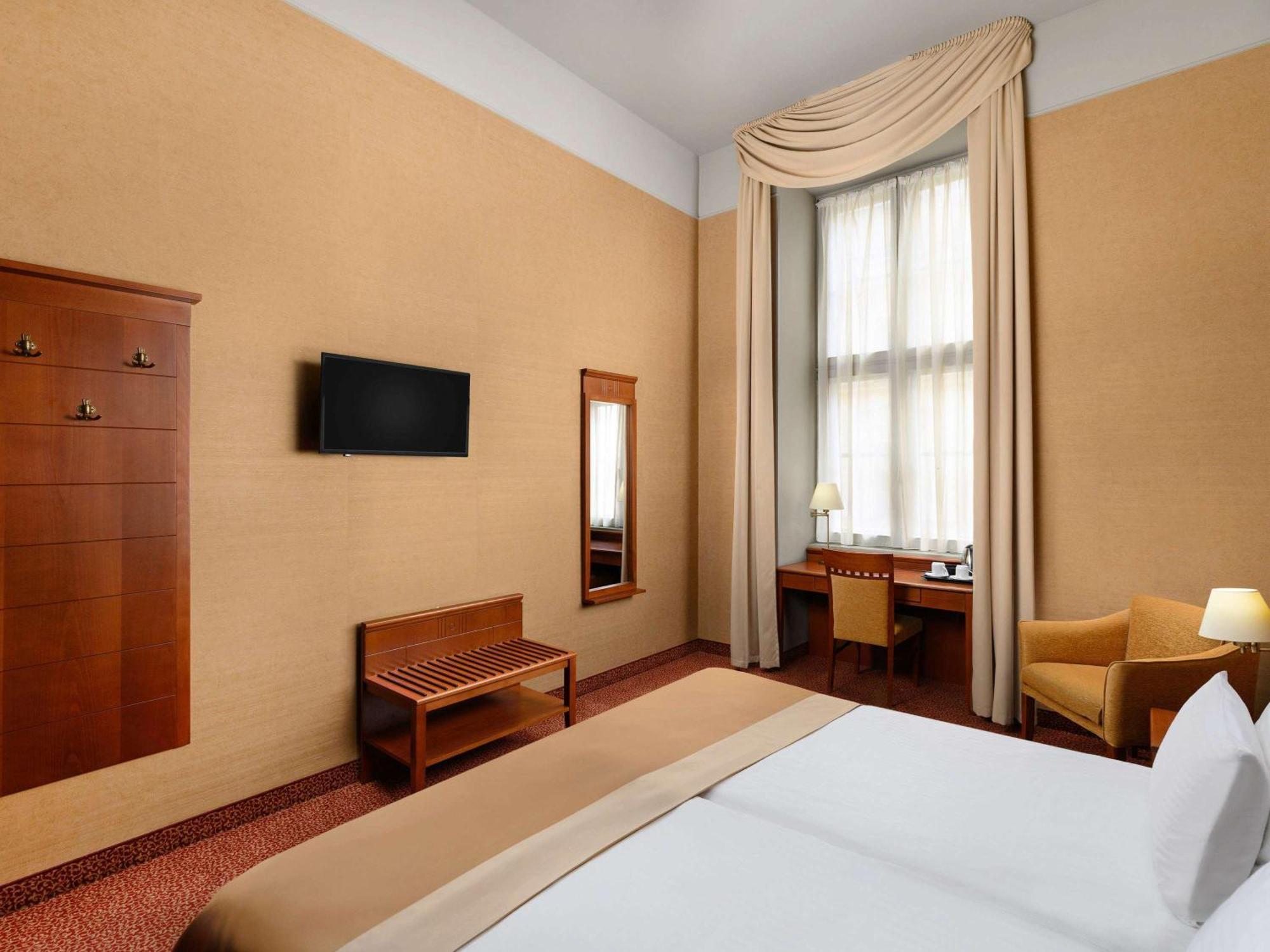 Hotel Magyar Király Szekesfehervar Exterior foto