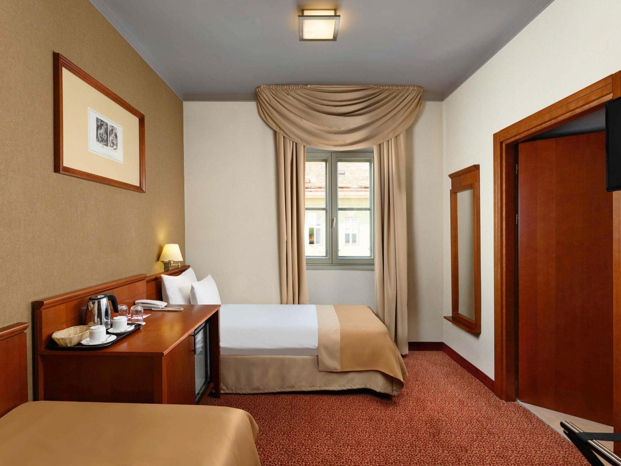 Hotel Magyar Király Szekesfehervar Exterior foto