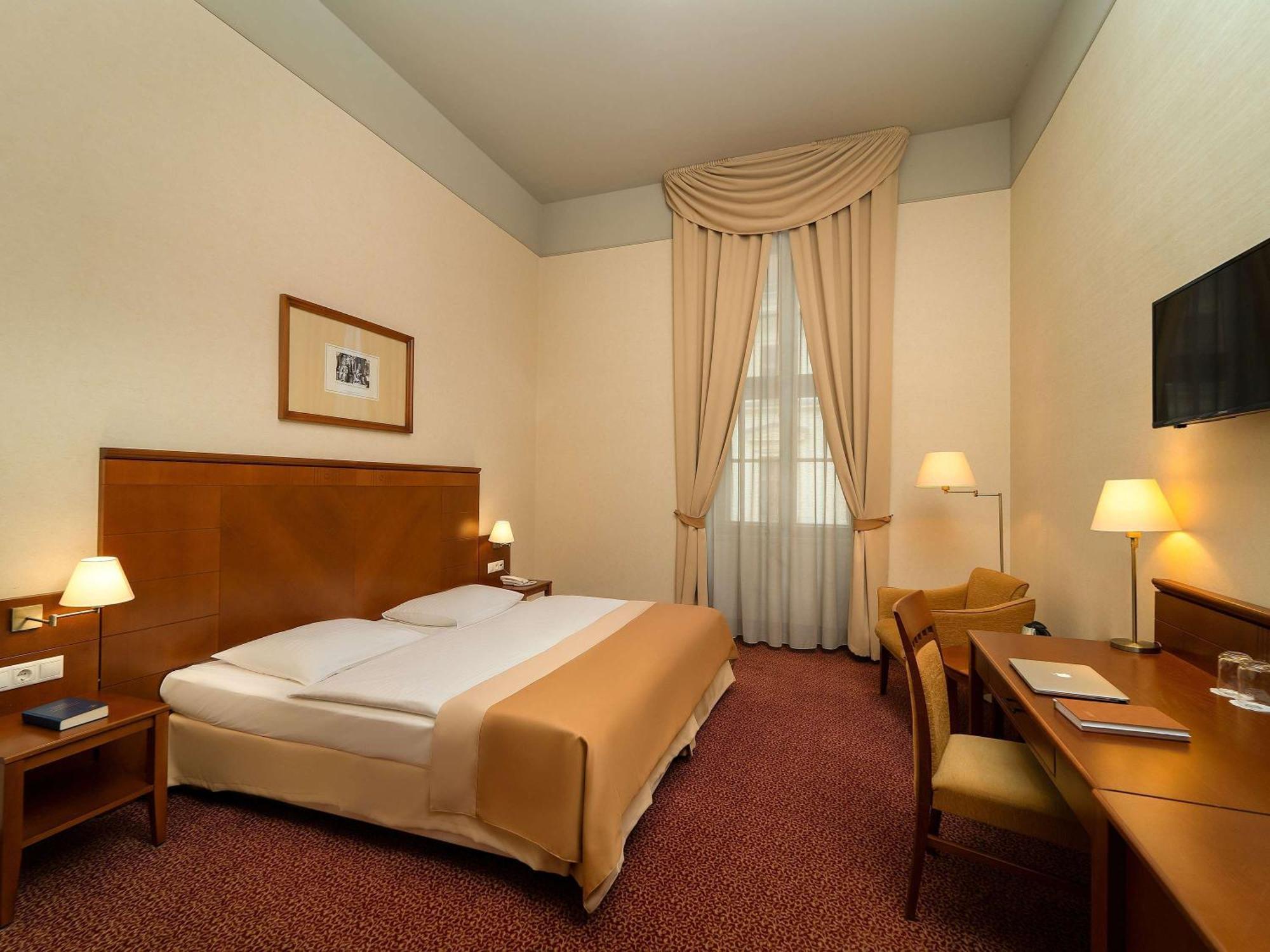 Hotel Magyar Király Szekesfehervar Exterior foto