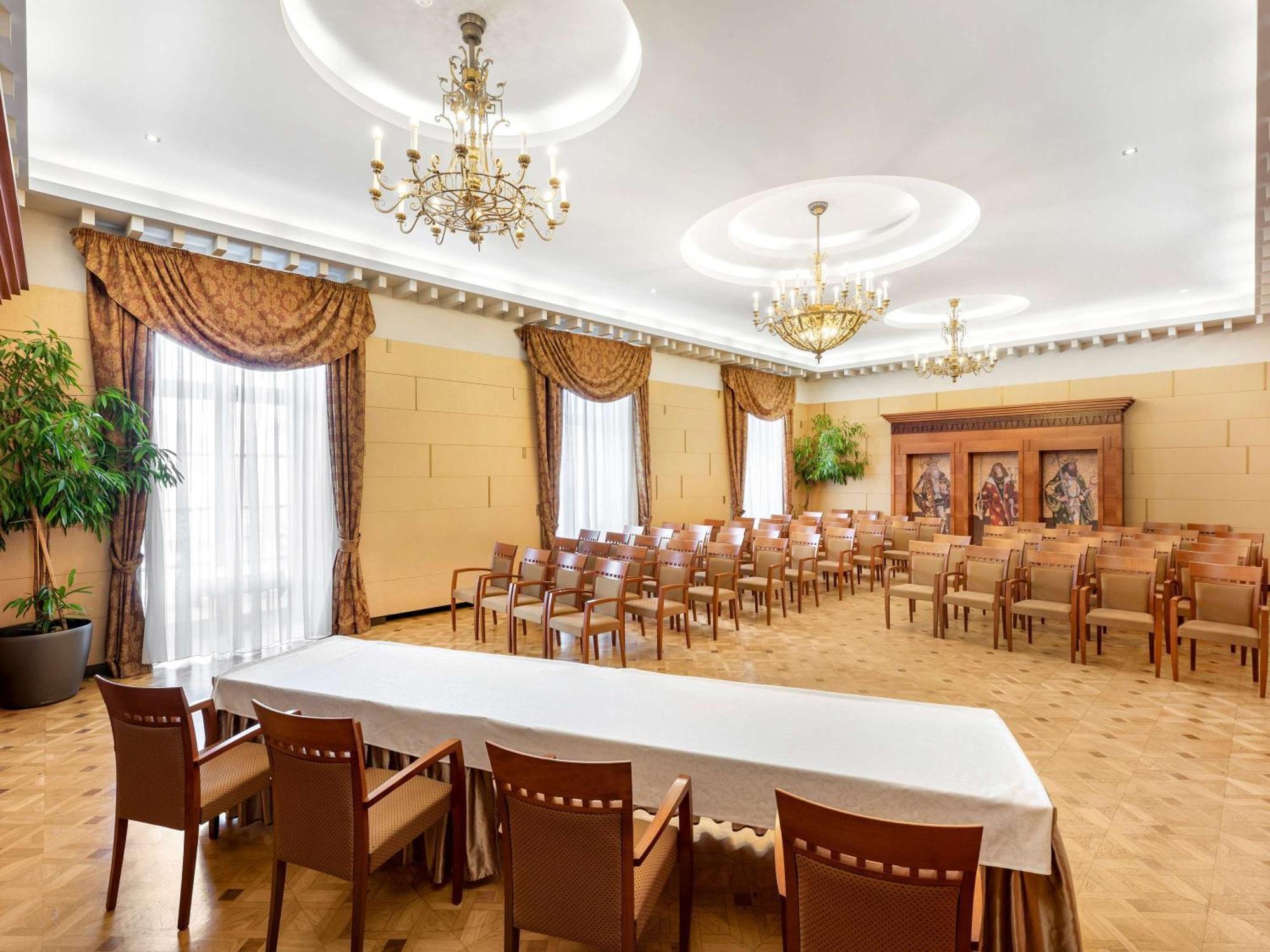 Hotel Magyar Király Szekesfehervar Exterior foto